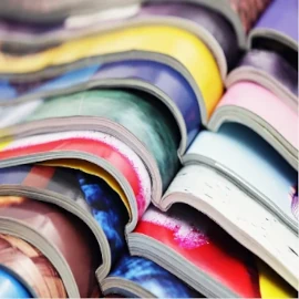 empilage de magazines colorés ouverts