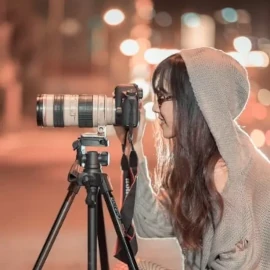 une jeune photographe prend une photo