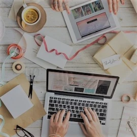 table de travail d'une agence avec ordinateur, tablette et tasse de café